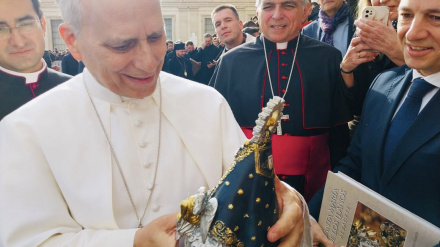 El Papa León XIV con una imagen de la Virgen de los Llanos.