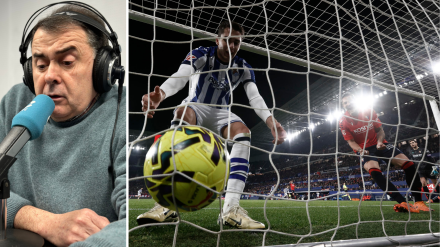 Mauri Idiakez y un jugador de la Real Sociedad recogiendo un balón en al portería