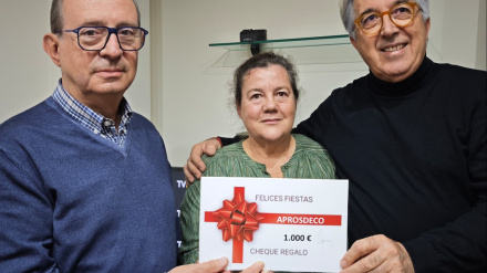 Pablo Segarra, a la derecha, haciendo su primera donación a Aprosdeco