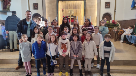 Ovidio Rubio con los niños de catequesis de la parroquia de San Félix de Lugones