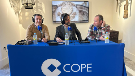 Los geriatras Miguel Araujo y Juan Carlos Durán junto al periodista Gabriel Álvarez en el especial 'Jerez en Navidad' del 17-12-25 realizado en el Palacio San Dionisio