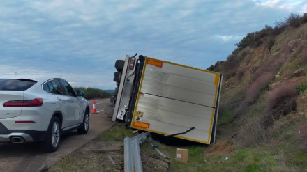 Camión accidentando en la A5