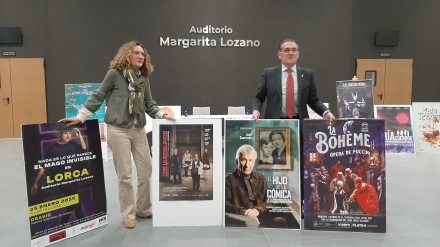 El concejal de Cultura y la programadora del auditorio presentan los espectáculos de la temporada 2026