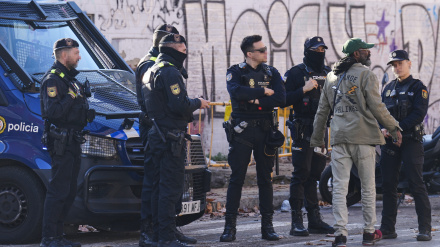 GRAFCAT5902. BADALONA (BARCELONA) (ESPAÑA), 18/12/2025.- Aspecto este jueves del espacio donde el medio centenar de personas que fueron desalojadas ayer del antiguo instituto B9 de Badalona (Barcelona) han pasado la noche, una plaza que se encuentra delante del edificio desocupado, donde han instalado una decena de tiendas de campaña.EFE/ Alejandro García