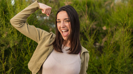 Mujer empoderada en señal de triunfo