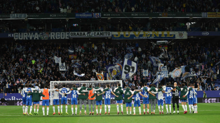Se busca un partido en paz en la grada del RCDE Stadium.