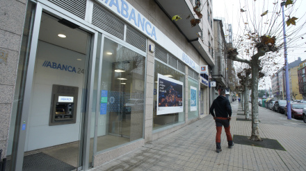 Un hombre encapuchado atraca a punta de pistola un banco en Ponferrada y se lleva 3.000 euros