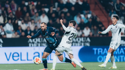 Borja Iglesias en una acción del duelo entre Albacete y Celta