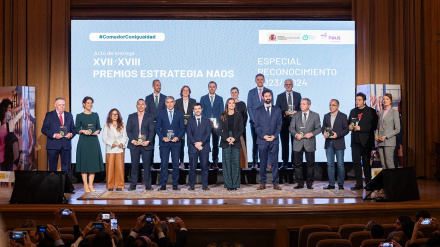 La Reina Letizia con los galardonados en los Premios Naos, entre ellos el representante del colegio Ana Caicedo