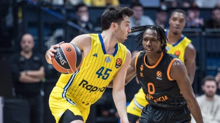 Badio aplicándose en defensa ante Maccabi de Tel Aviv