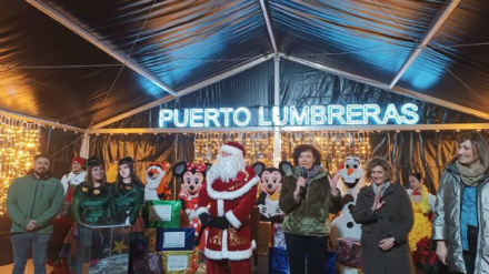 La alcaldesa con Papá Noel y personajes de la factoría Disney en una edición anterior de la cabalgata de la ilusión