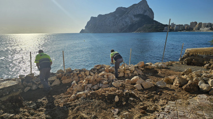 El Ayuntamiento de Calp ha puesto en marcha las obras de reconstrucción y adecuación del muro del Paseo Marítimo de la Fossa