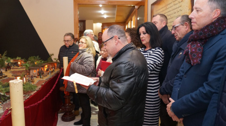 Momento en el que Régulo Cayuela, párroco de San Cristóbal, bendice el Belén del Paso Encarnado