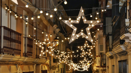 Una calle de Puente Genil iluminada