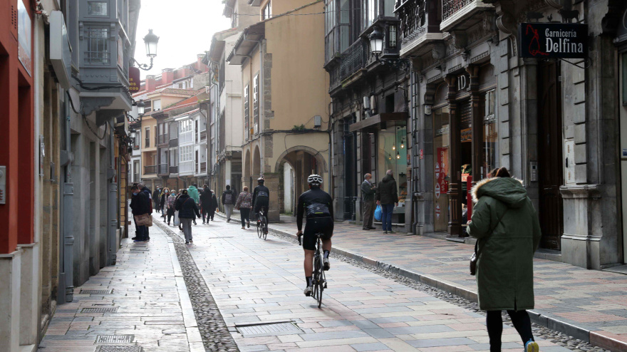 Varios peatones paseando por la Calle Rivero