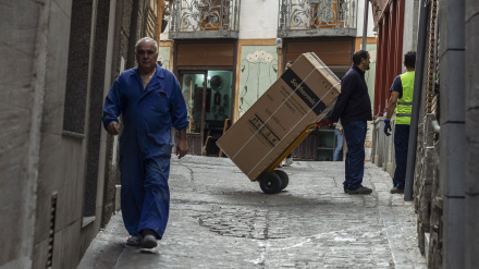 Un repartidor en una calle