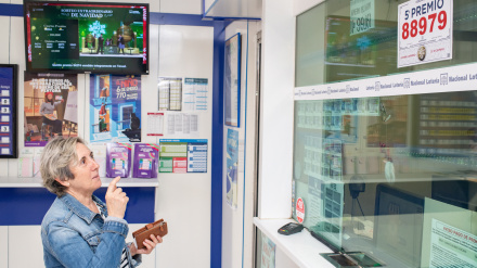 Un lotero de Lanzarote celebra que ha dado el Gordo (archivo)