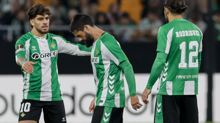 Isco se retira del terreno de juego lesionado en el partido ante el Utrecht.