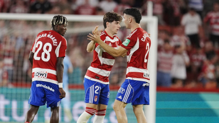 Pablo Sáenz celebra con Casadesús un gol con el Granada en presencia de Óscar