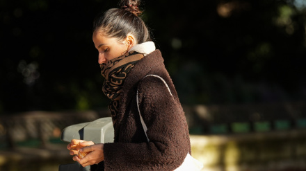Imagen de transeúntes sevillanos protegiéndose del frío