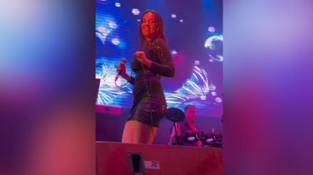 Sydney, cantante de verbena, en el vídeo