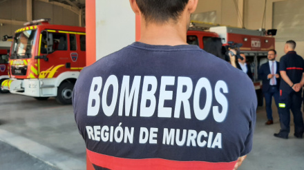 Un bombero de espaldas