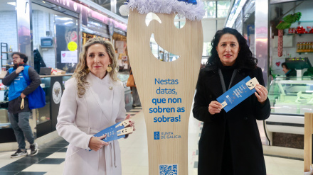 Martina Aneiros y Maica García en el mercado de abastos de Ferrol