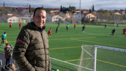 20/12/2025 El candidato de Vox a la Presidencia de la Junta de Extremadura, Óscar Fernández calle, pasa la jornada de reflexión en un partido de fútol infantil.El candidato de Vox a la Presidencia de la Junta de Extremadura en las elecciones autonómicas de este 21 de diciembre, Óscar Fernández Calle, ha acudido a ver un partido de fútbol de su hijo durante la jornada de reflexión previa a las comicios, que pasará con su familia y amigos.POLITICA ESPAÑA EUROPA EXTREMADURAVOX