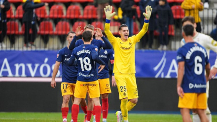 Los jugadores del Andorra celebran su victoria frente al Deportivo