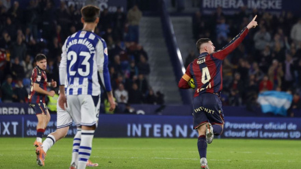 Dela celebra el gol del Levante UD