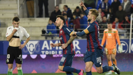 Los jugadores del Huesca celebran el empate contra el Racing