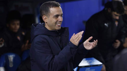 Borja Jiménez, sonriendo en el banquillo de Butarque