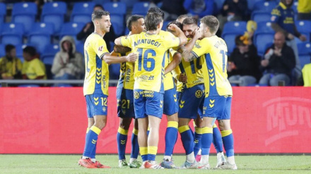 Los futbolistas de Las Palmas celebran un gol contra la Cultural