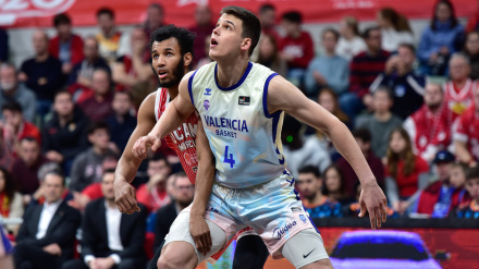 Pradilla lucha por un rebote ante UCAM Murcia