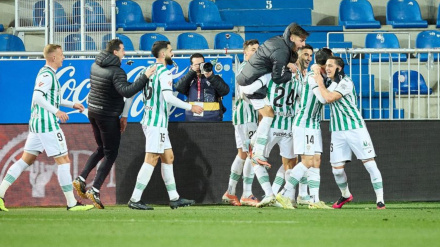 Los jugadores del Córdoba celebran el gol de Sergi Guardiola
