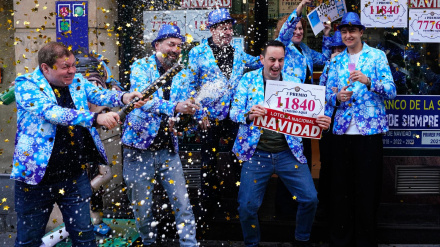 Celebración en 'El Estanco de la Suerte' de Oviedo, durante el sorteo de la Lotería de Navidad de 2024