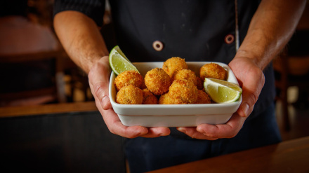 Un plato de croquetas