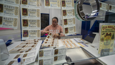 Una lotera, en su administración, con décimos del sorteo de Navidad