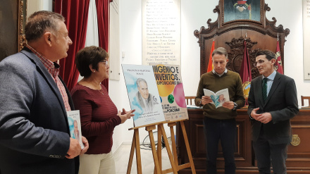 Los autores de la biografía, el alcalde y el gerente de la Fundación Poncemar durante la presentación del libro