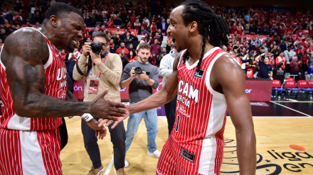 Dylan Ennis y Michael Forrest guiaron a UCAM CB