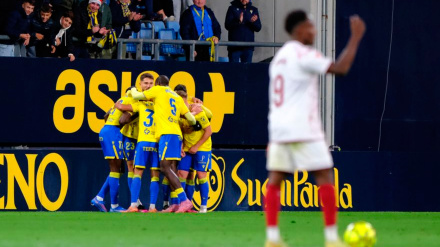 El Cádiz celebra uno de los dos goles de Dawda al Castellón