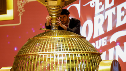 Un trabajador de Loterías y Apuestas del Estado prepara el bombo durante los preparativos para el inicio del Sorteo Extraordinario de Navidad