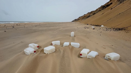Petacas de combustible para narcolanchas en la playa de Doñana