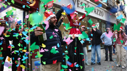 Varias personas celebran a las puertas de una administración de lotería este lunes en Toledo, donde se ha vendido el número 78.477, que ha sido agraciado con un cuarto premio en el Sorteo de la Lotería de Navidad y dotado con 200.000 euros a la serie