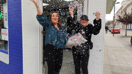 Manuela Alfaro, a la izquierda, festeja un quinto premio dado en su administración