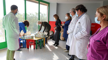 Rosa Medina, concejala del Ayuntamiento de Lorca, visita la Biblioteca del Hospital Rafael Méndez