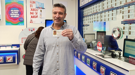 Fernando Alagón con un quinto premio agraciado en la lotería de Navidad