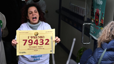 Trabajadores de la administración Nº 246 de Madrid realizan declaraciones tras vender 16 series del 79.432, que ha sido el número agraciado con el Gordo del Sorteo Extraordinario de la Lotería de Navidad