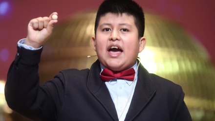 22/12/2025 Un niño del Colegio de San Ildefonso, canta un premio de la Lotería de Navidad, durante la celebración del Sorteo Extraordinario de la Lotería de Navidad 2025, en el Teatro Real, a 22 de diciembre de 2025, en Madrid (España). El Sorteo Extraordinario de la Lotería de Navidad de 2025 consta de 198 series y cada serie tiene 100.000 billetes. El total de la emisión asciende a 3.960 millones de euros y se destina a premios (70% de la emisión) 2.772 millones de euros. Cada serie distribuye en premios 14 millones de euros y en total se reparten 30.301.920 premios durante un sorteo que tiene una duración aproximada de cuatro horas.POLITICA Eduardo Parra - Europa Press