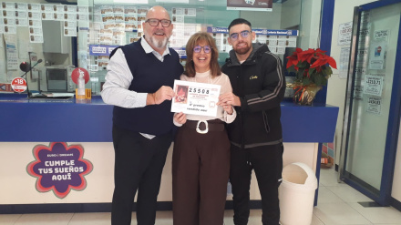 Los trabajadores de la administración de lotería Ángel de la Sort Pedreguer celebrando el cuarto premio de la Lotería de Navidad de 2025